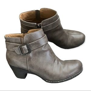I love Comfort Shelly womens gray ankle boots size 11M.